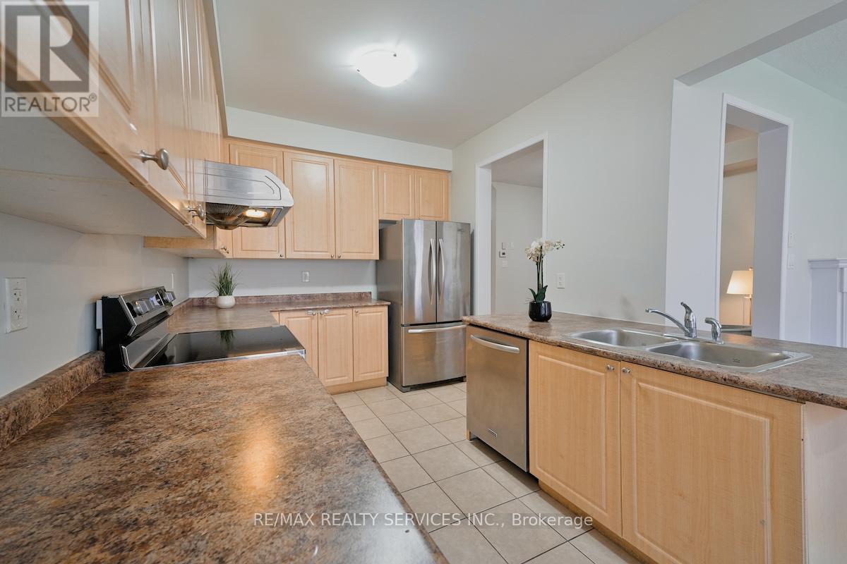Photo 14 of 30 Loftsmoor Drive, Brampton ON