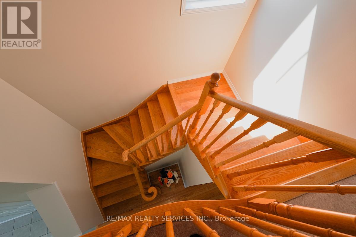 Photo 17 of 30 Loftsmoor Drive, Brampton ON