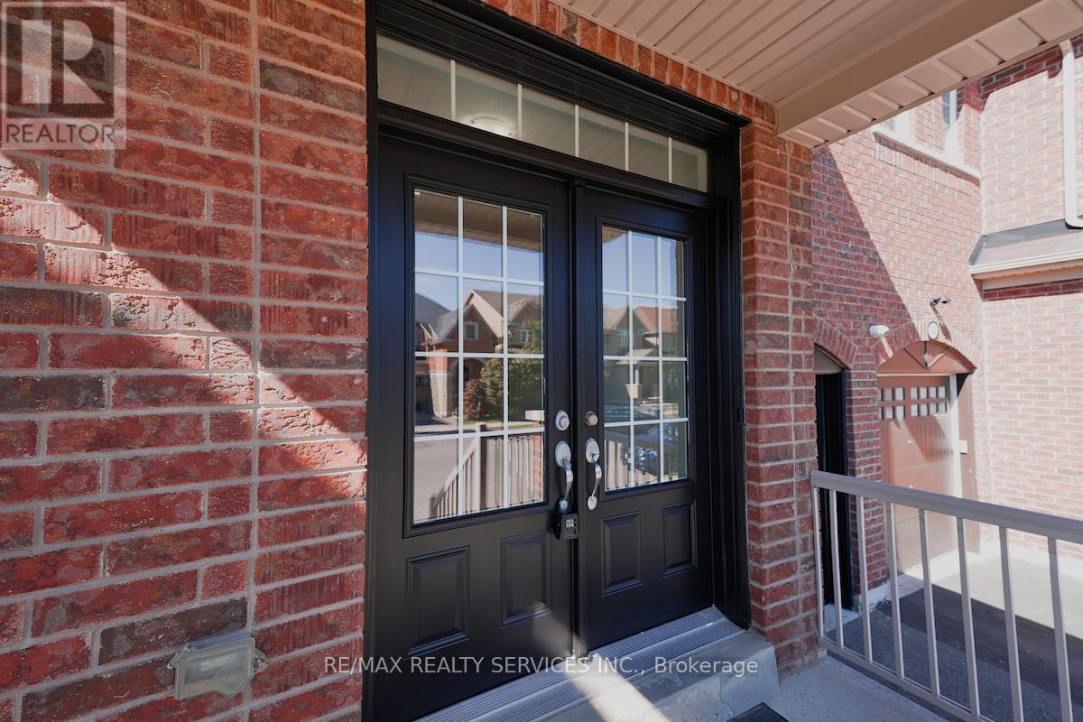 Photo 4 of 30 Loftsmoor Drive, Brampton ON
