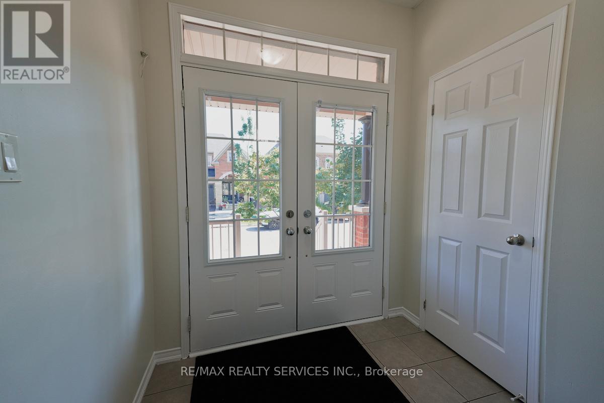 Photo 5 of 30 Loftsmoor Drive, Brampton ON