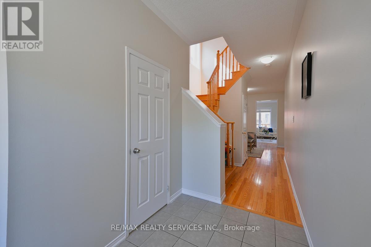Photo 6 of 30 Loftsmoor Drive, Brampton ON