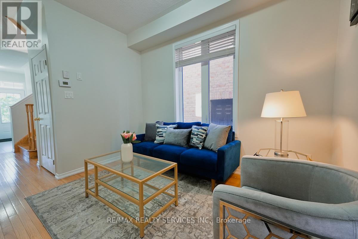 Photo 8 of 30 Loftsmoor Drive, Brampton ON