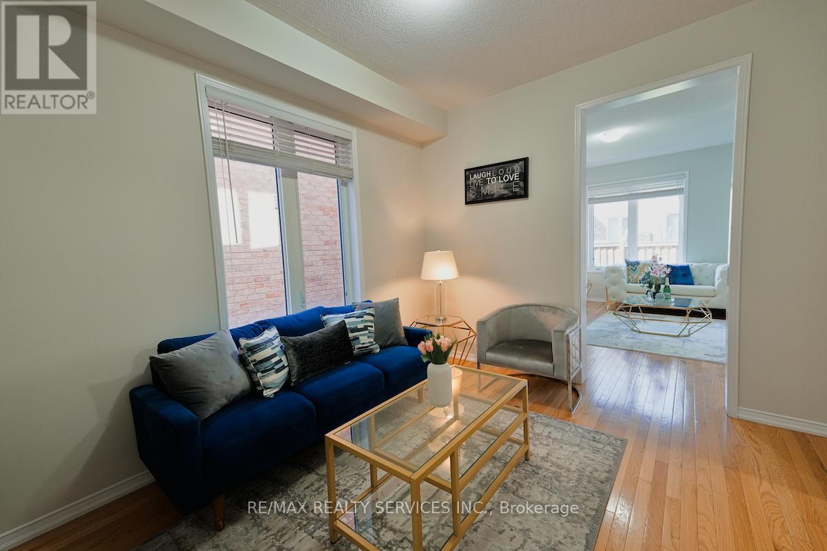 Photo 9 of 30 Loftsmoor Drive, Brampton ON