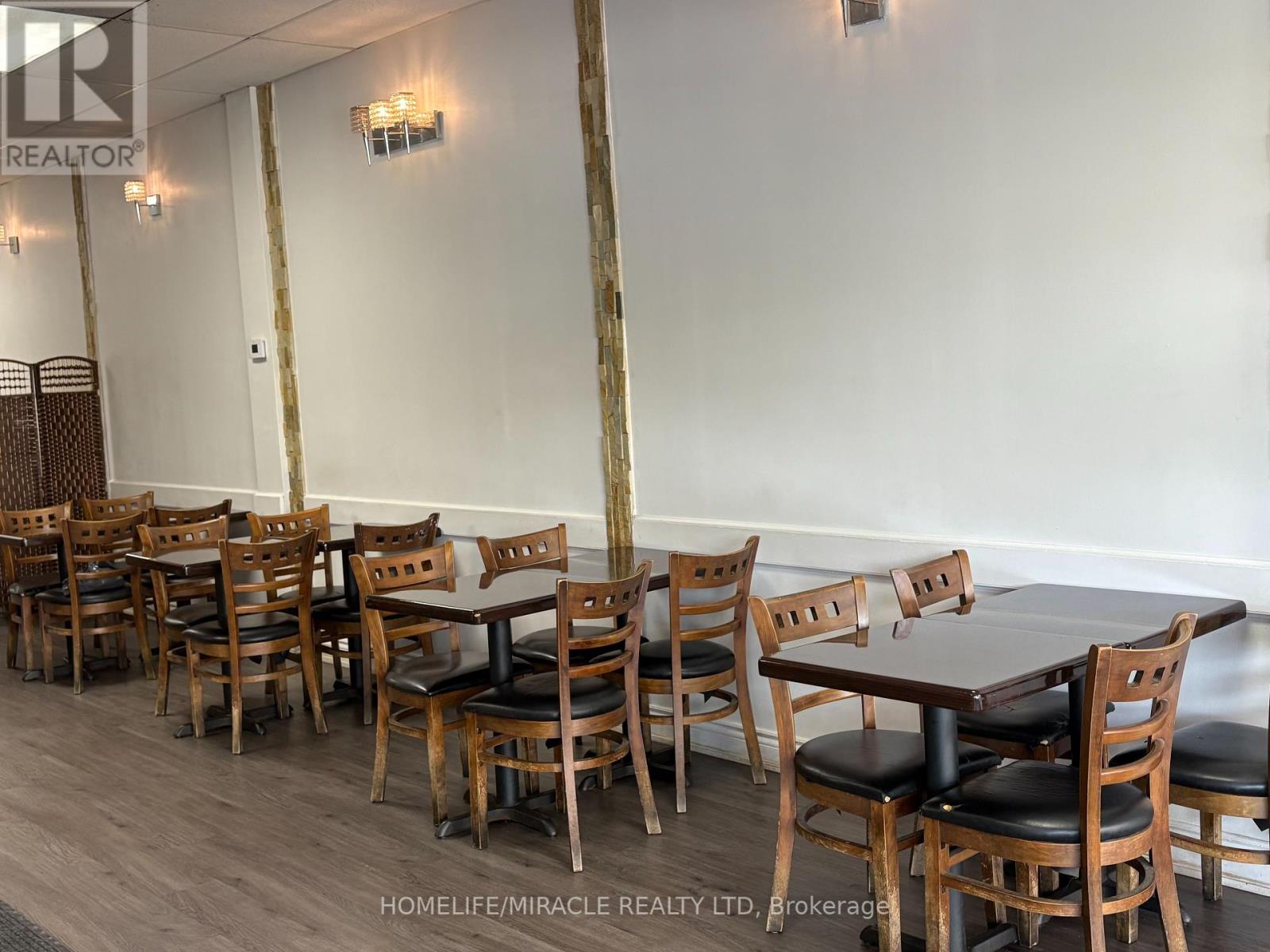 Photo 5 of 6 1900 Lakeshore Road W, Mississauga ON