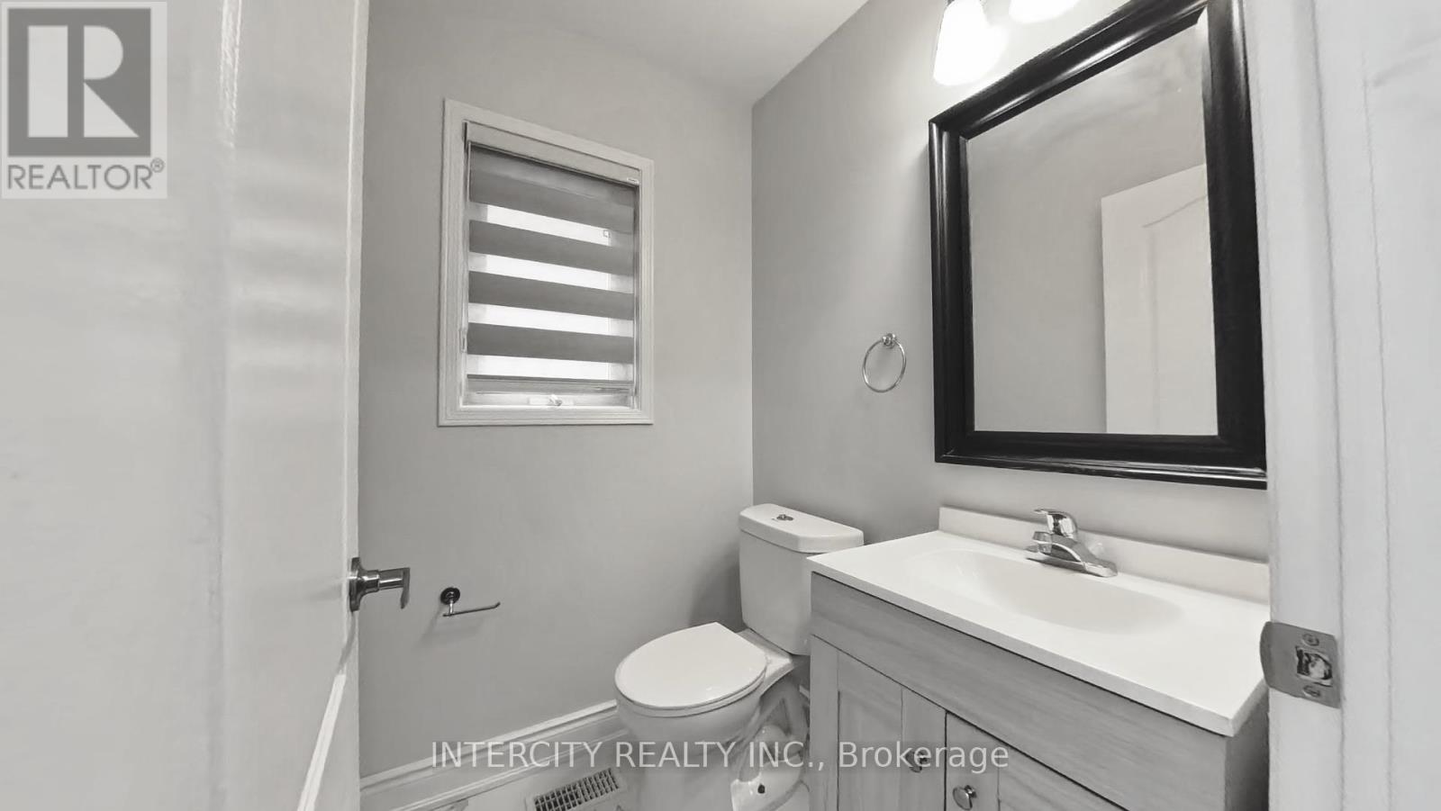 Photo 14 of 16 Sestina Court, Brampton ON