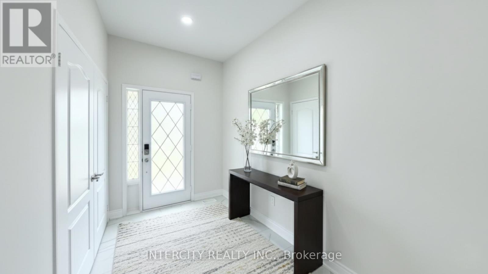 Photo 2 of 16 Sestina Court, Brampton ON