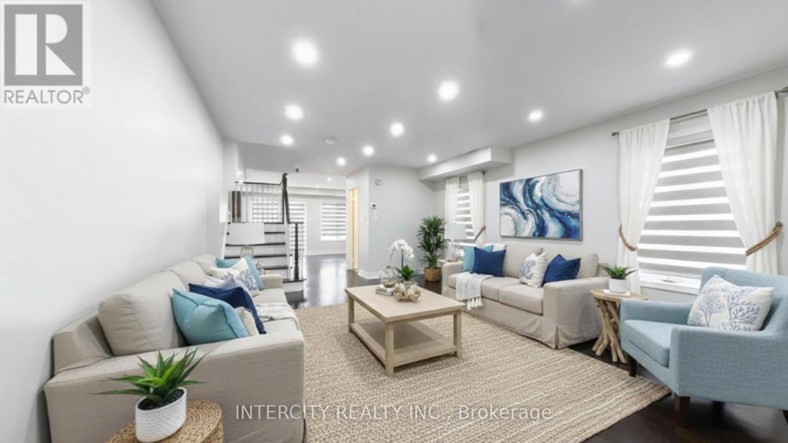 Photo 3 of 16 Sestina Court, Brampton ON