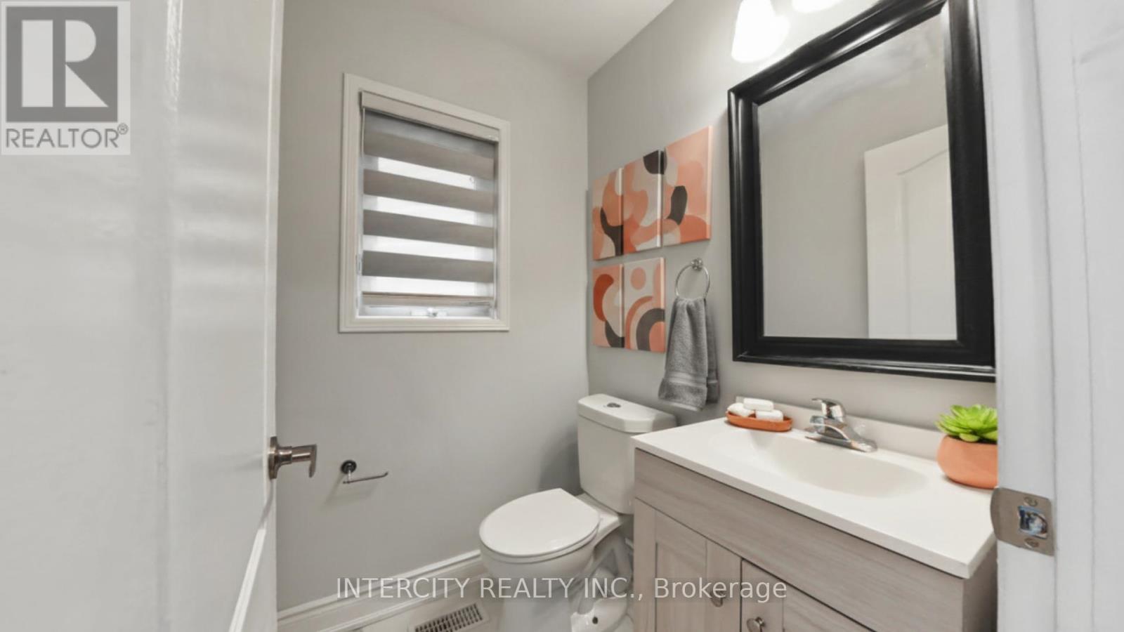 Photo 5 of 16 Sestina Court, Brampton ON