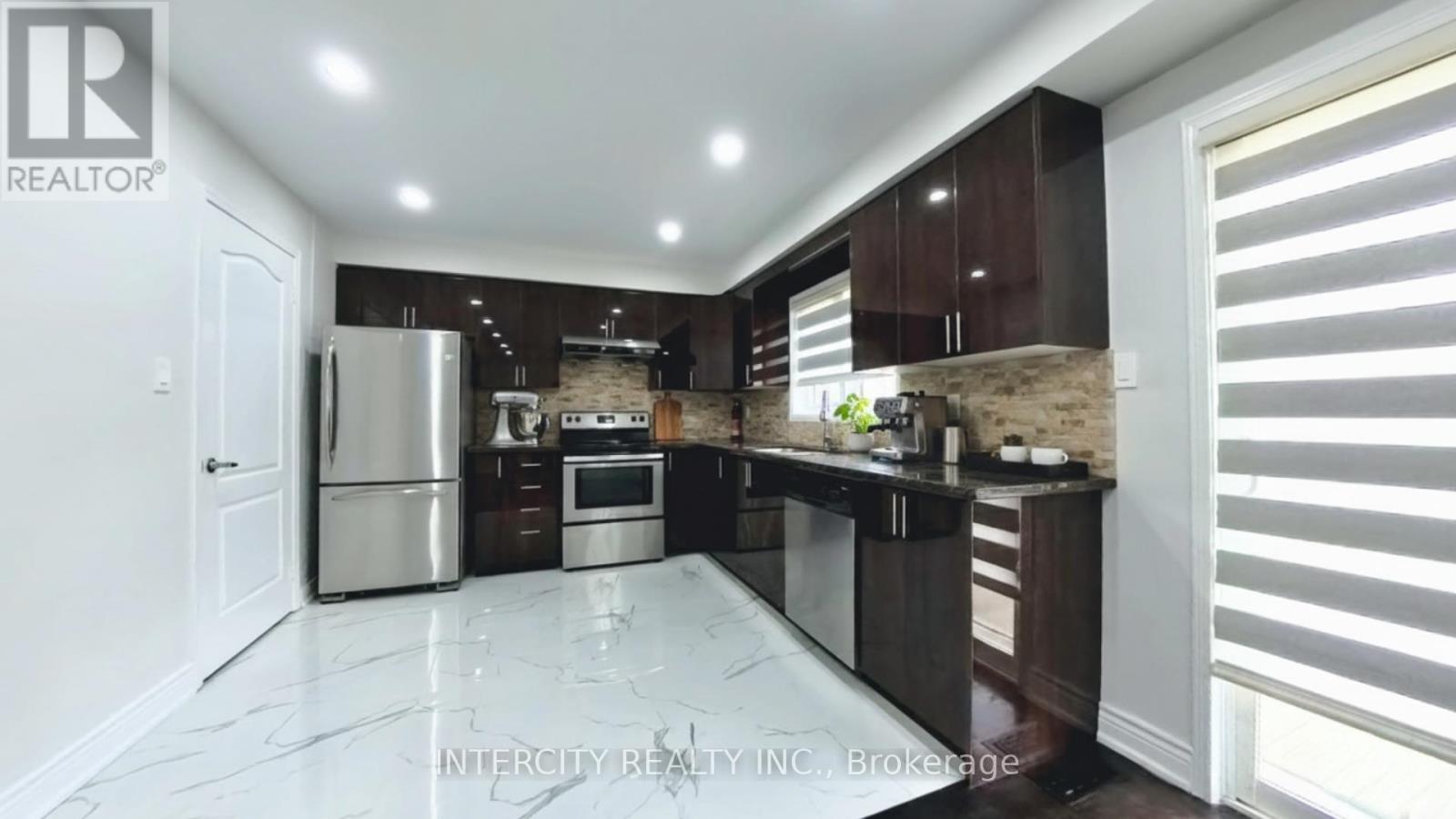 Photo 6 of 16 Sestina Court, Brampton ON