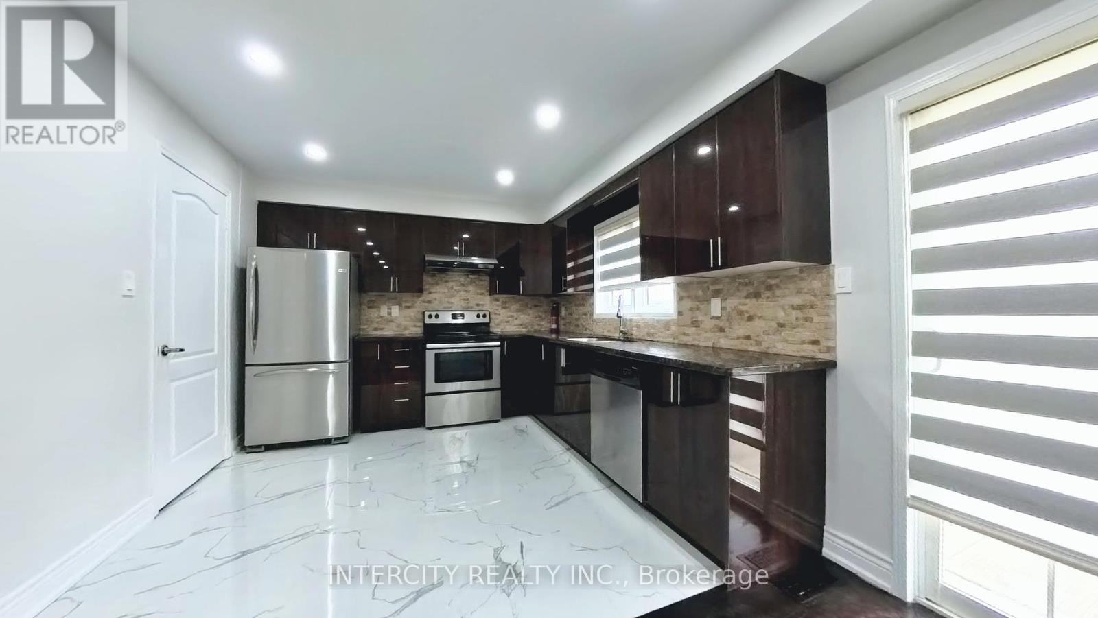 Photo 7 of 16 Sestina Court, Brampton ON