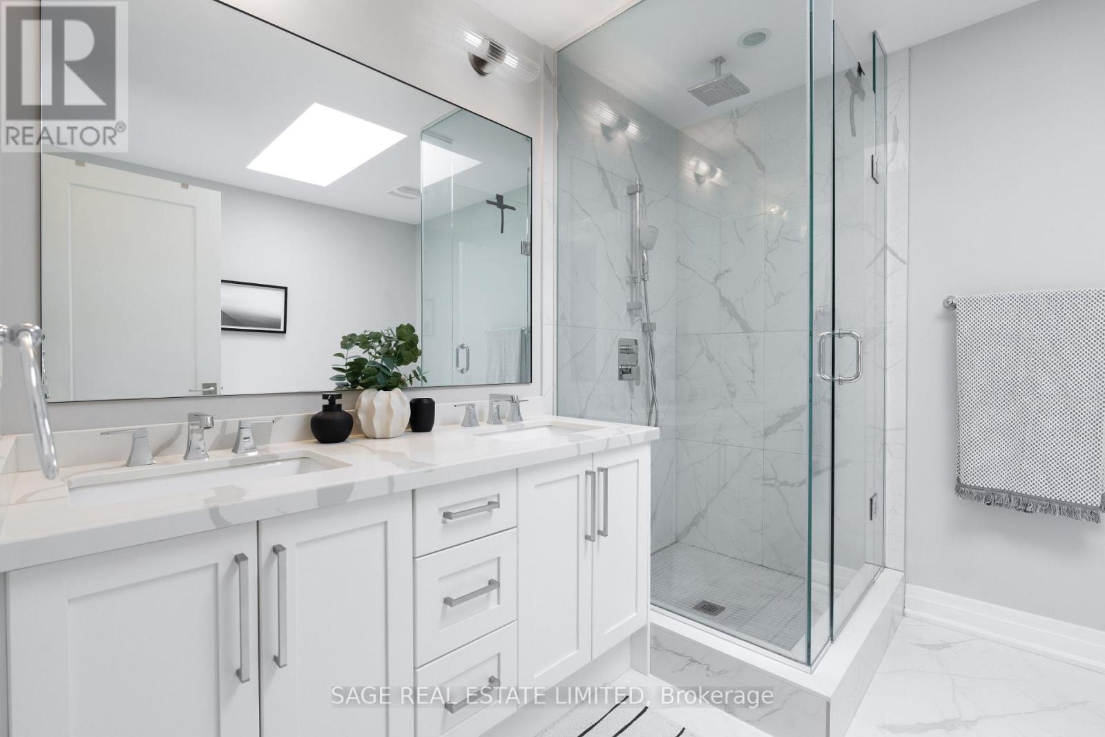 Photo 32 of 81 B Seventeenth Street, Toronto ON