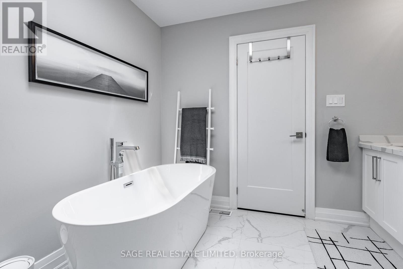 Photo 33 of 81 B Seventeenth Street, Toronto ON