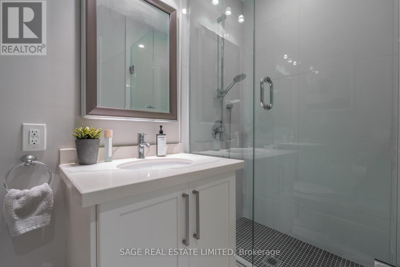 Photo 41 of 81 B Seventeenth Street, Toronto ON