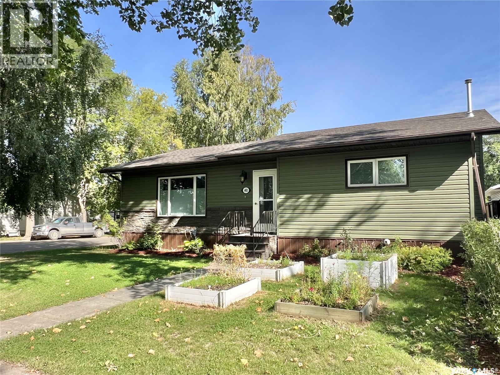 Photo 3 of 402 Crawford Avenue E, Melfort SK