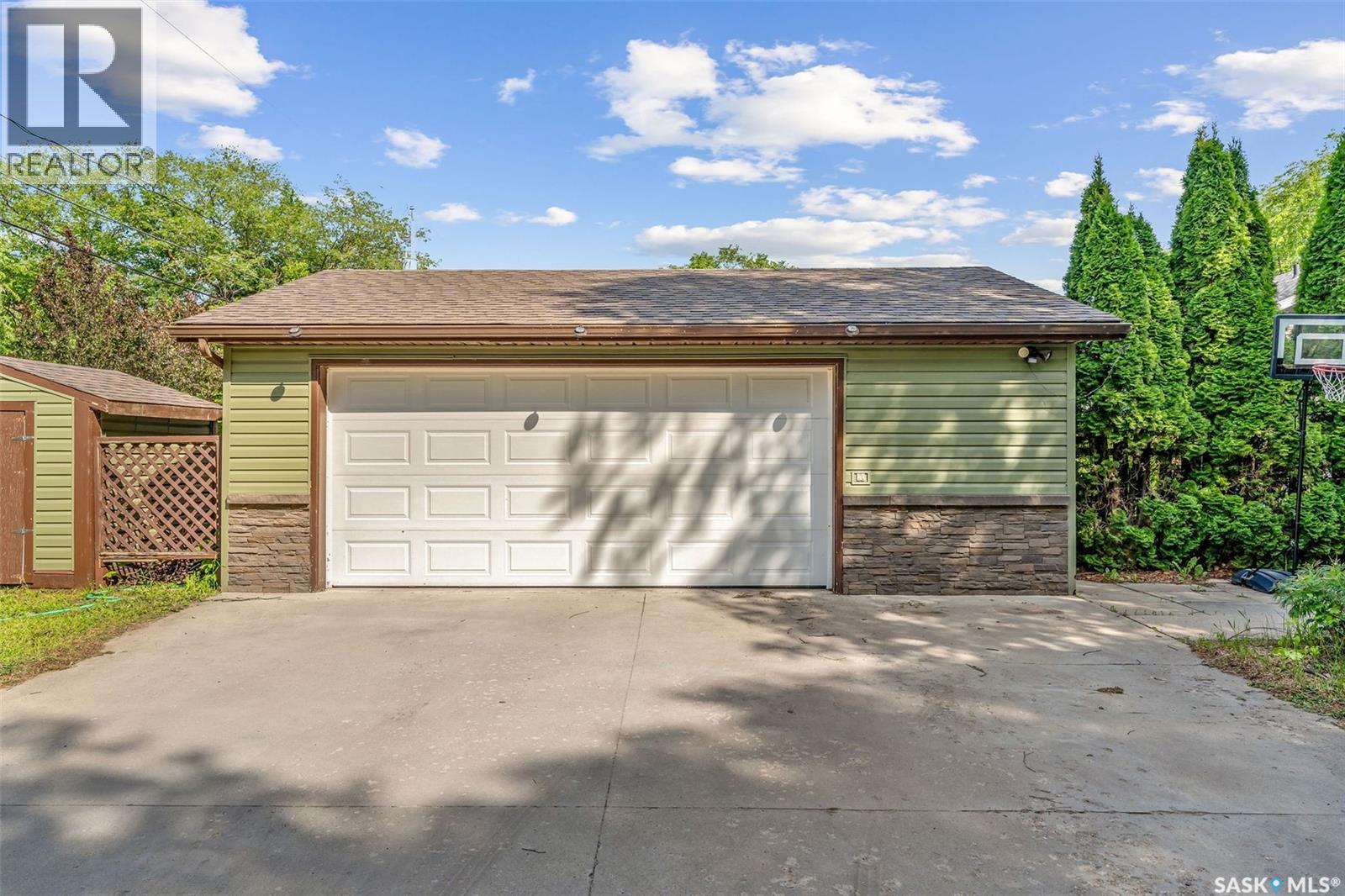 Photo 5 of 402 Crawford Avenue E, Melfort SK