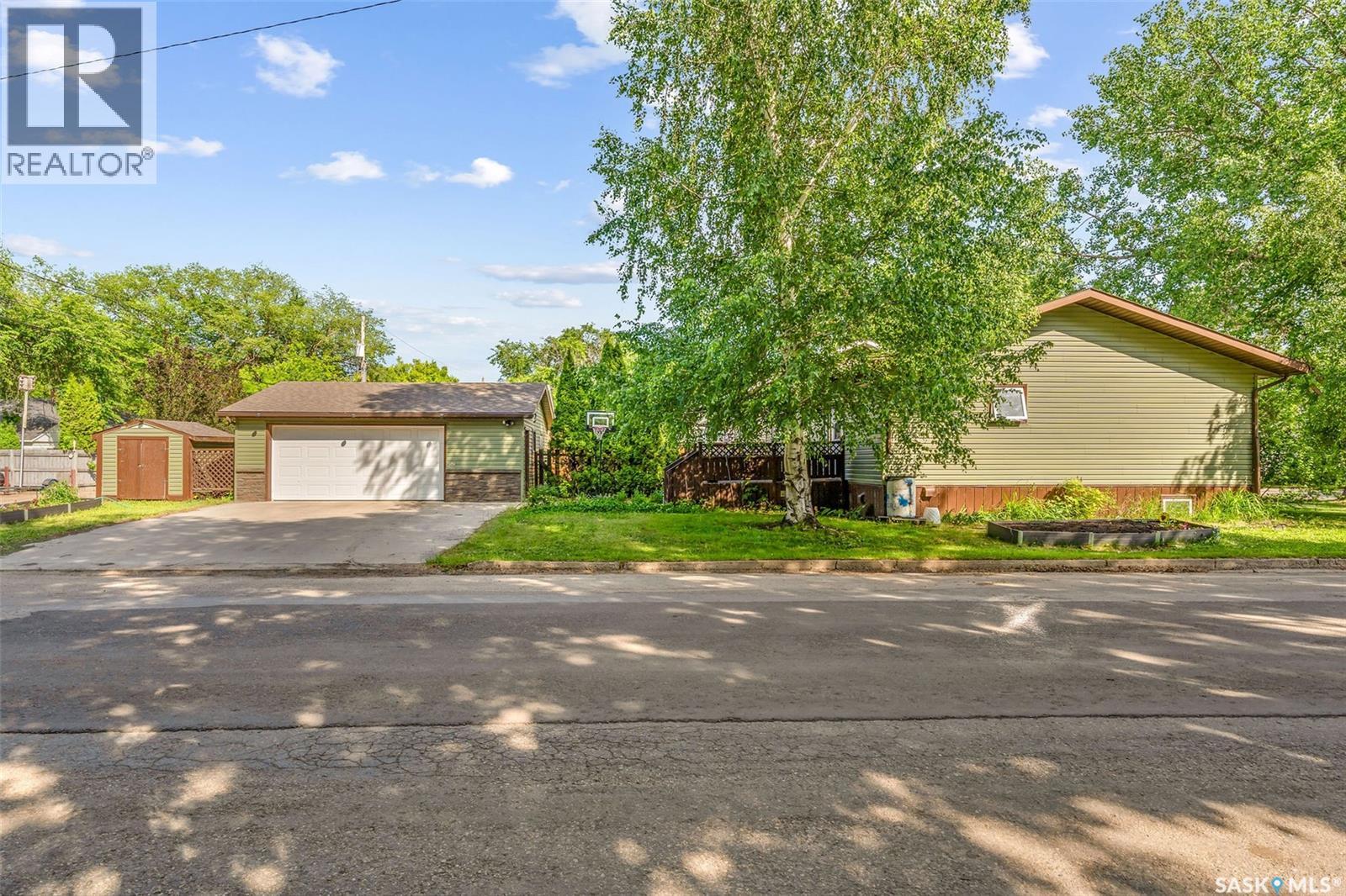 Photo 8 of 402 Crawford Avenue E, Melfort SK