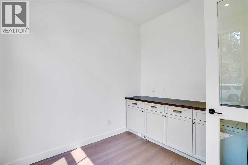 Photo 10 of 636 10 Avenue Ne, Calgary AB