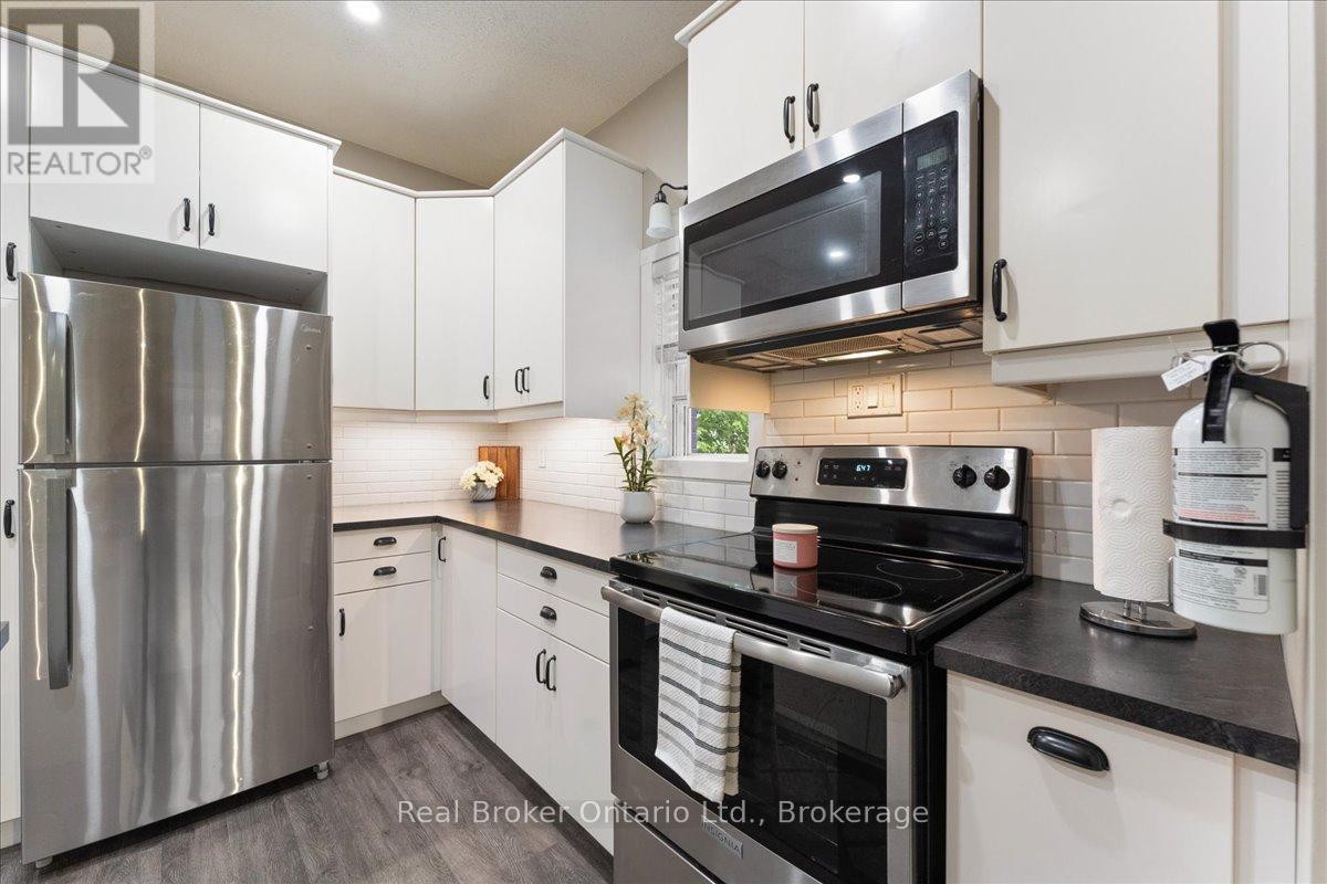 Photo 14 of 24 Rose Avenue, Brantford ON