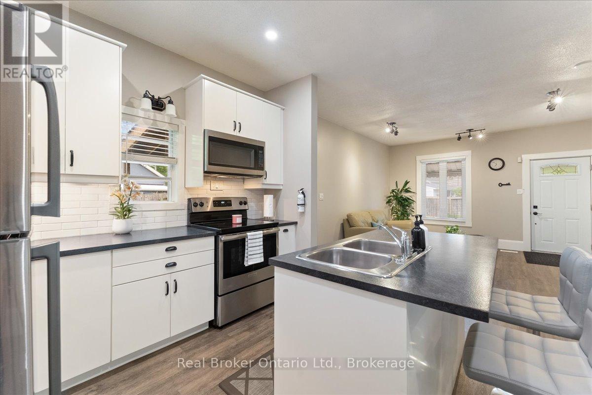 Photo 17 of 24 Rose Avenue, Brantford ON