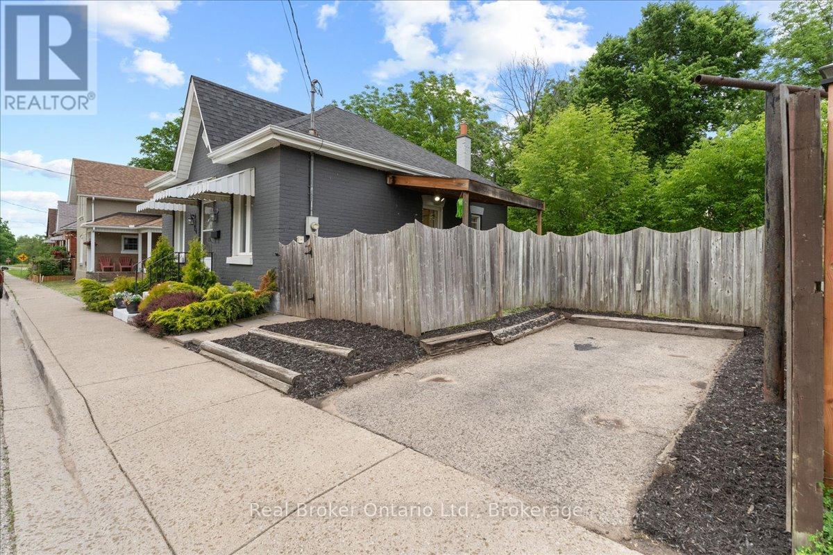 Photo 31 of 24 Rose Avenue, Brantford ON