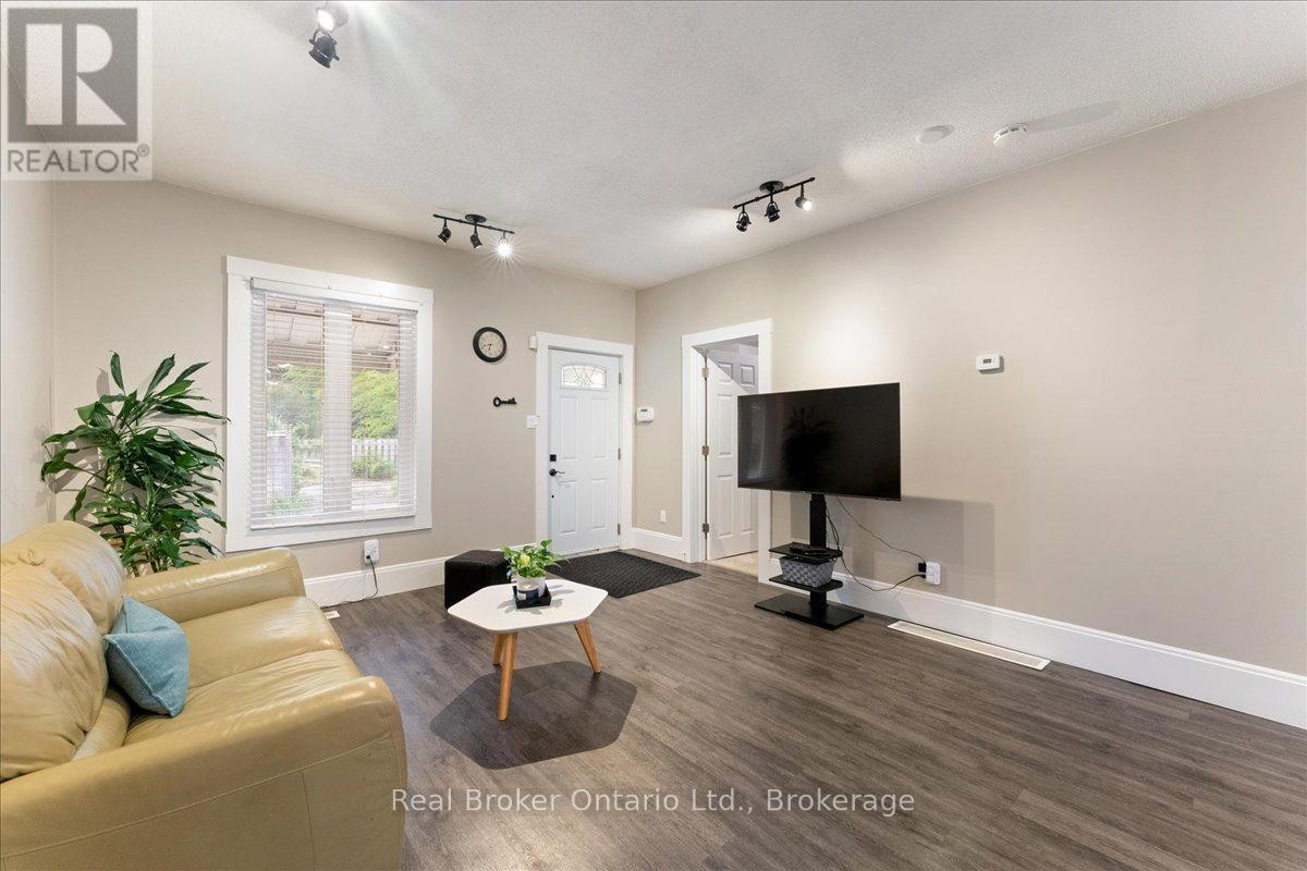 Photo 6 of 24 Rose Avenue, Brantford ON