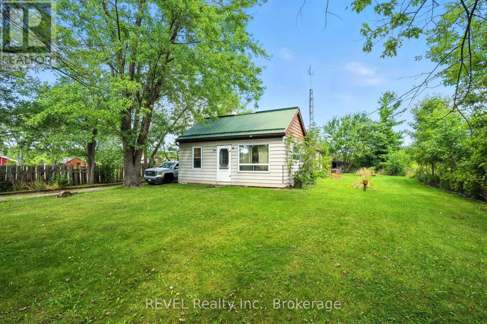 Photo 2 of 320 Netherby Road, Welland ON
