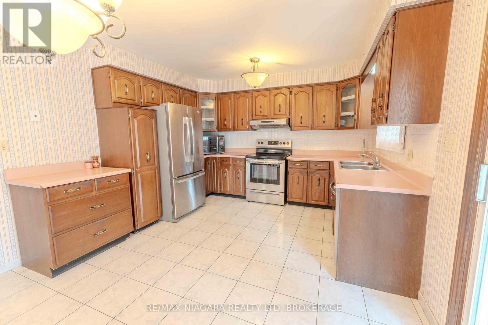 Photo 14 of 28 Tanera Crescent, St Catharines ON
