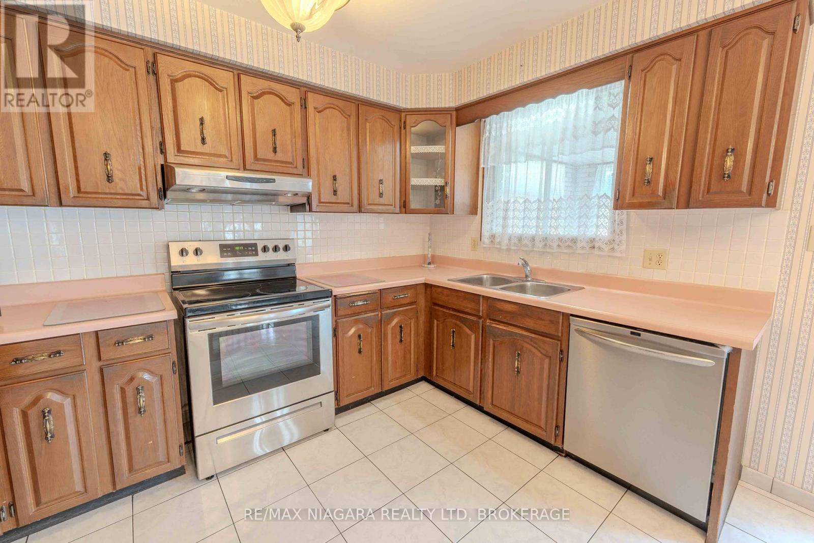 Photo 15 of 28 Tanera Crescent, St Catharines ON