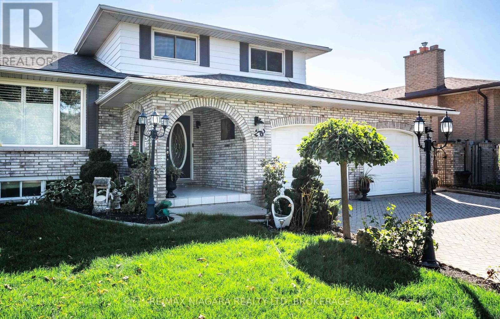 Photo 2 of 28 Tanera Crescent, St Catharines ON