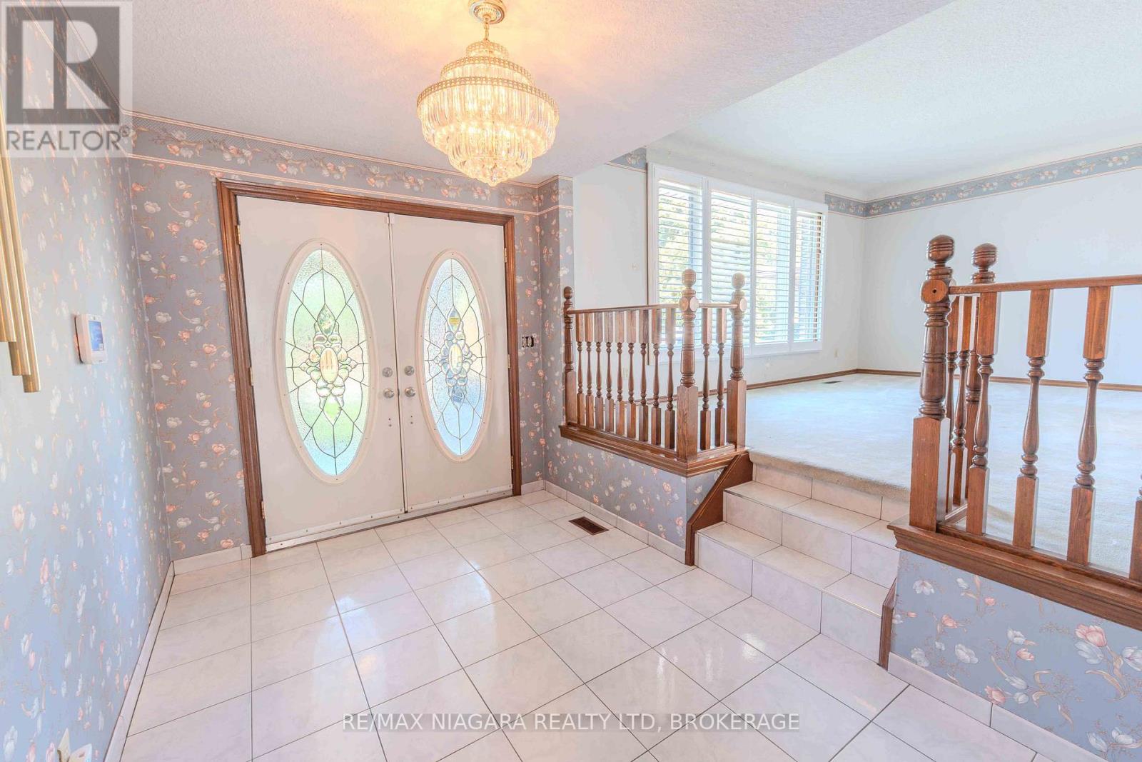 Photo 3 of 28 Tanera Crescent, St Catharines ON
