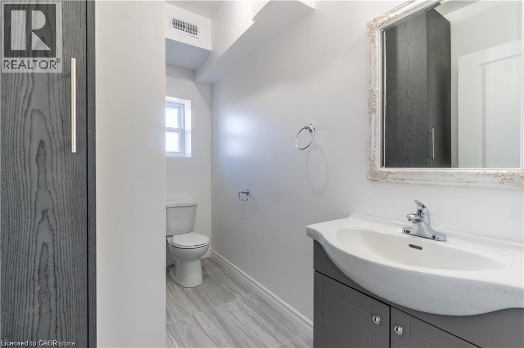 Photo 7 of 107 Victoria Avenue N Unit 2, Hamilton ON