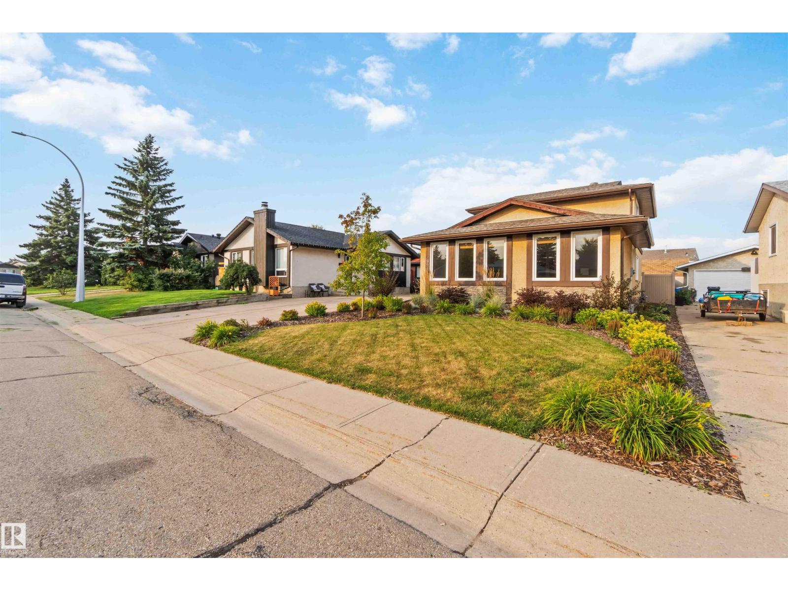 Photo 2 of 9216 82 St, Fort Saskatchewan AB