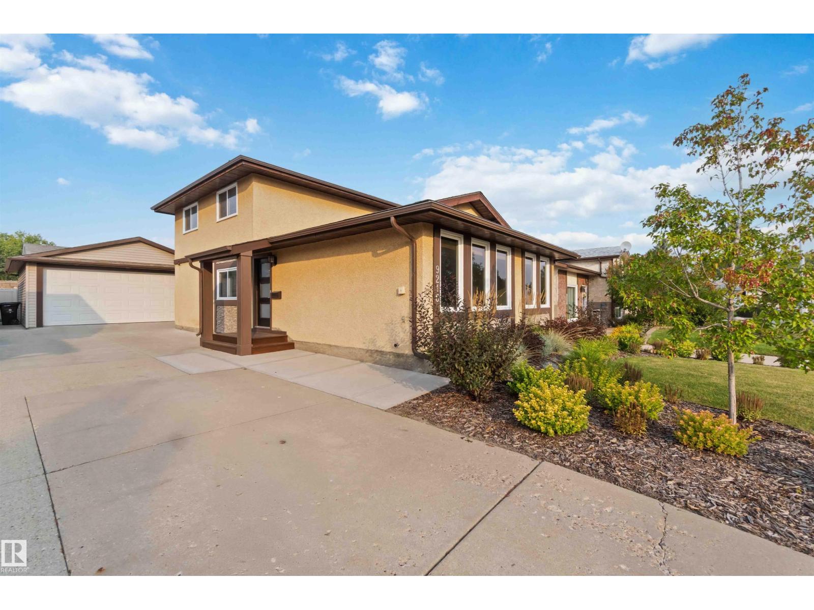 Photo 5 of 9216 82 St, Fort Saskatchewan AB