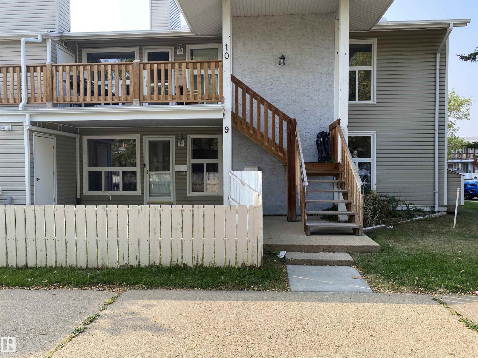 Photo 1 of 9 2703 79 St Nw, Edmonton AB