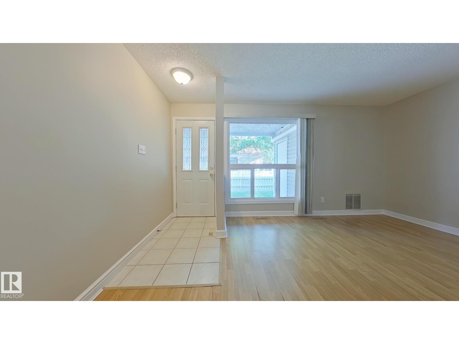 Photo 3 of 9 2703 79 St Nw, Edmonton AB