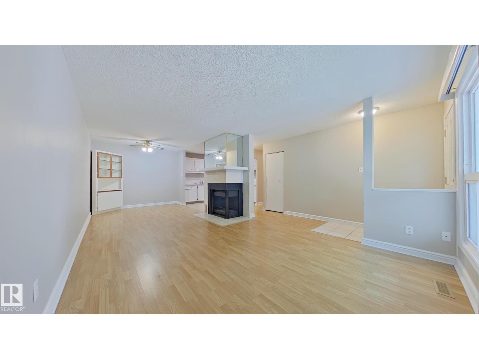 Photo 4 of 9 2703 79 St Nw, Edmonton AB
