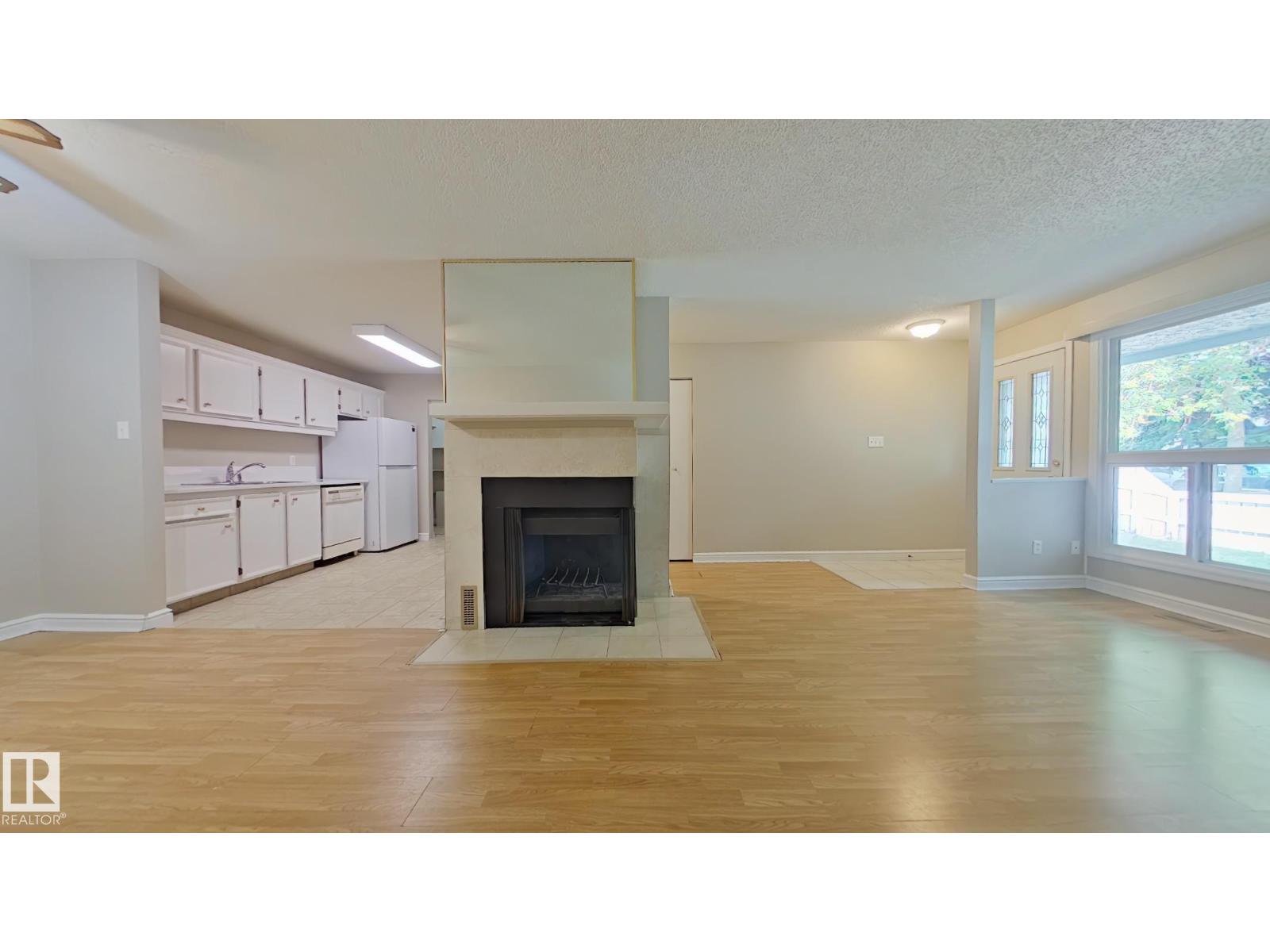 Photo 5 of 9 2703 79 St Nw, Edmonton AB