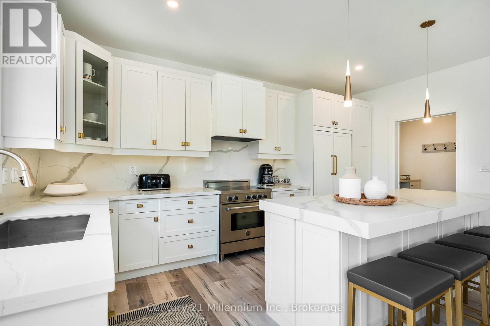 Photo 6 of 225 Yellow Birch Crescent, Blue Mountains ON