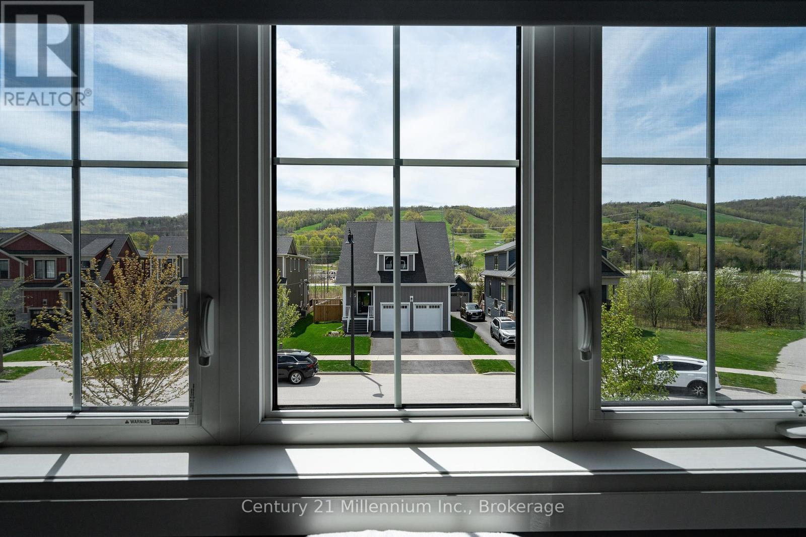 Photo 22 of 225 Yellow Birch Crescent, Blue Mountains ON