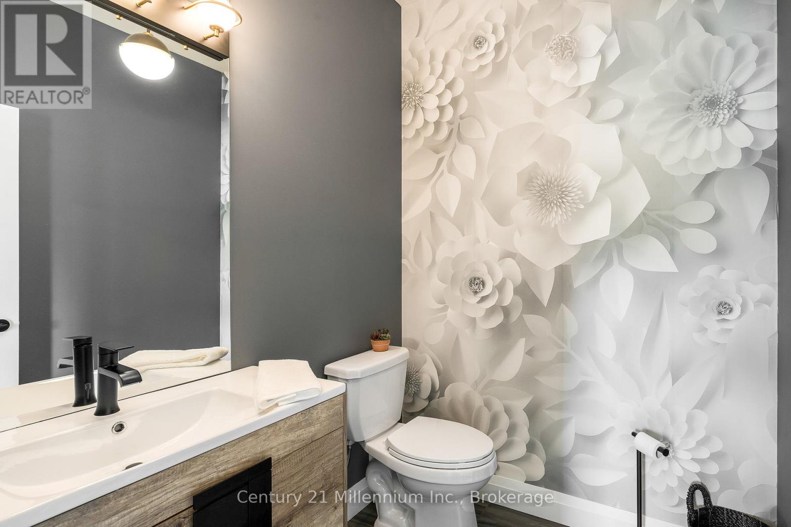 Photo 19 of 225 Yellow Birch Crescent, Blue Mountains ON