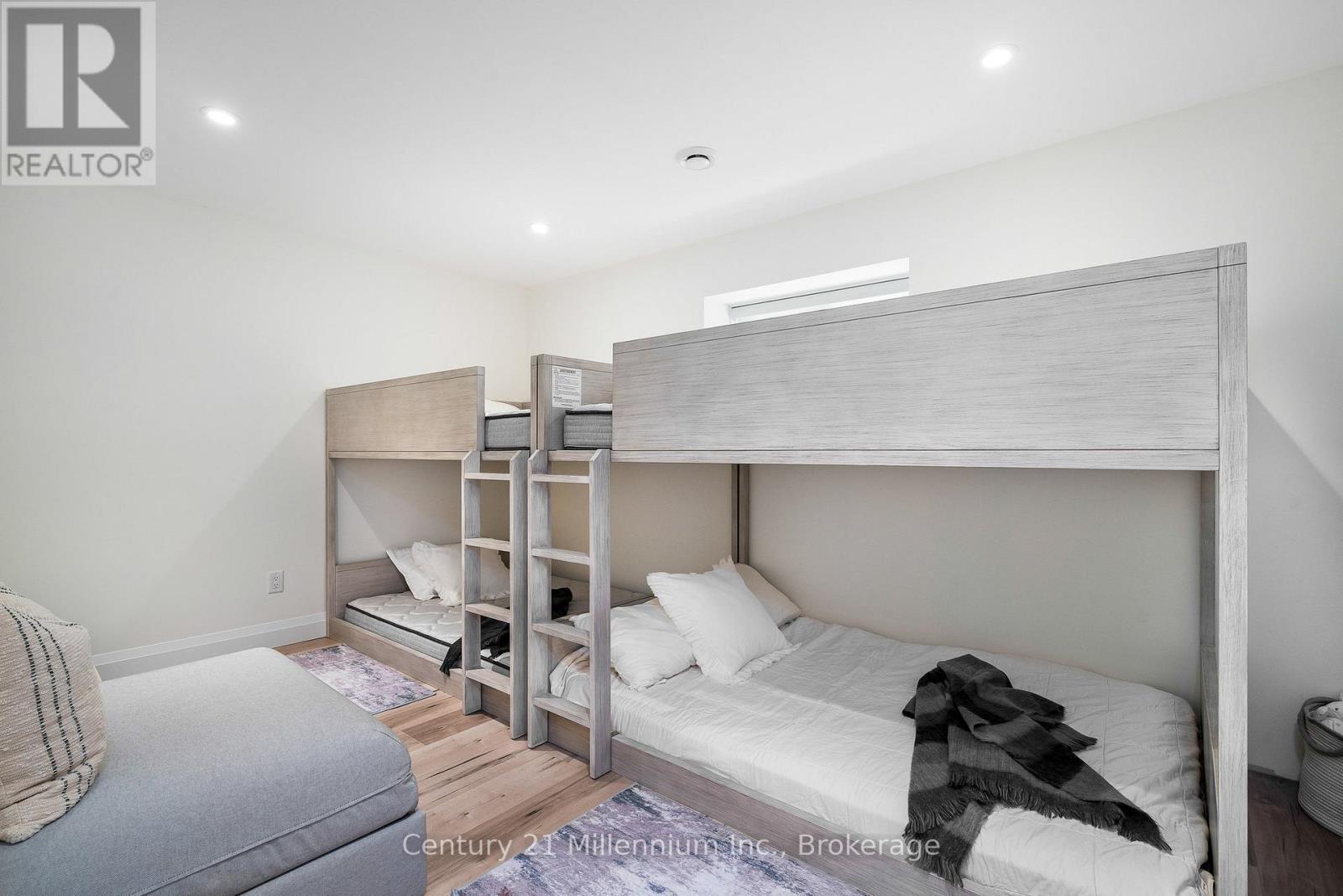 Photo 36 of 225 Yellow Birch Crescent, Blue Mountains ON