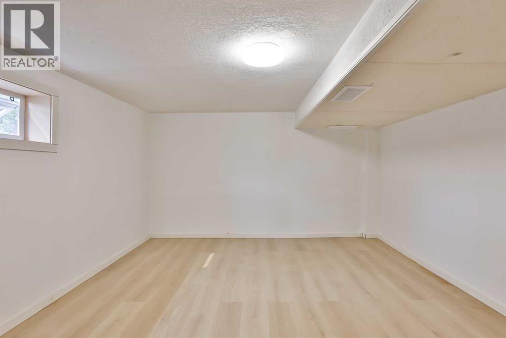 Photo 13 of 1135 12 Street S, Lethbridge AB