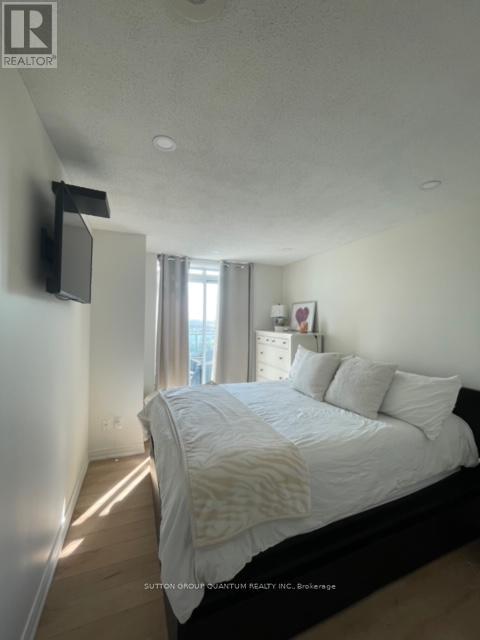 Photo 5 of Ph 5 11 Oneida Crescent E, Richmond Hill ON