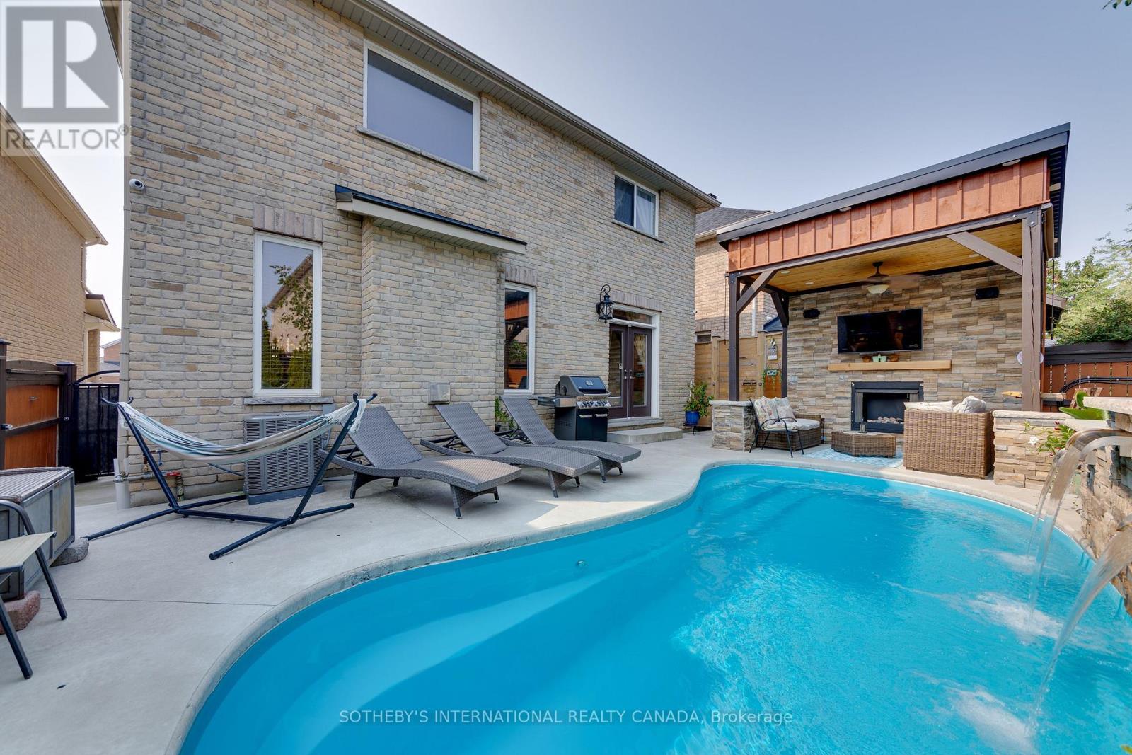 Photo 24 of 12 Parisian Crescent, Barrie ON