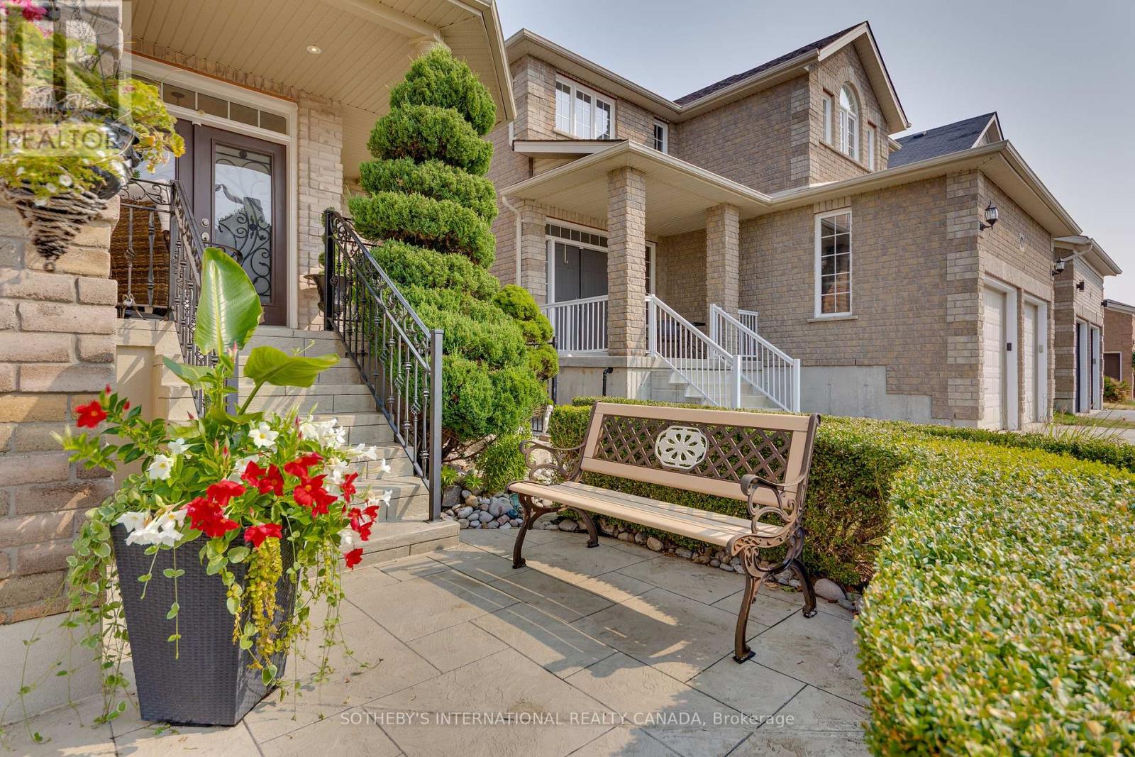 Photo 3 of 12 Parisian Crescent, Barrie ON