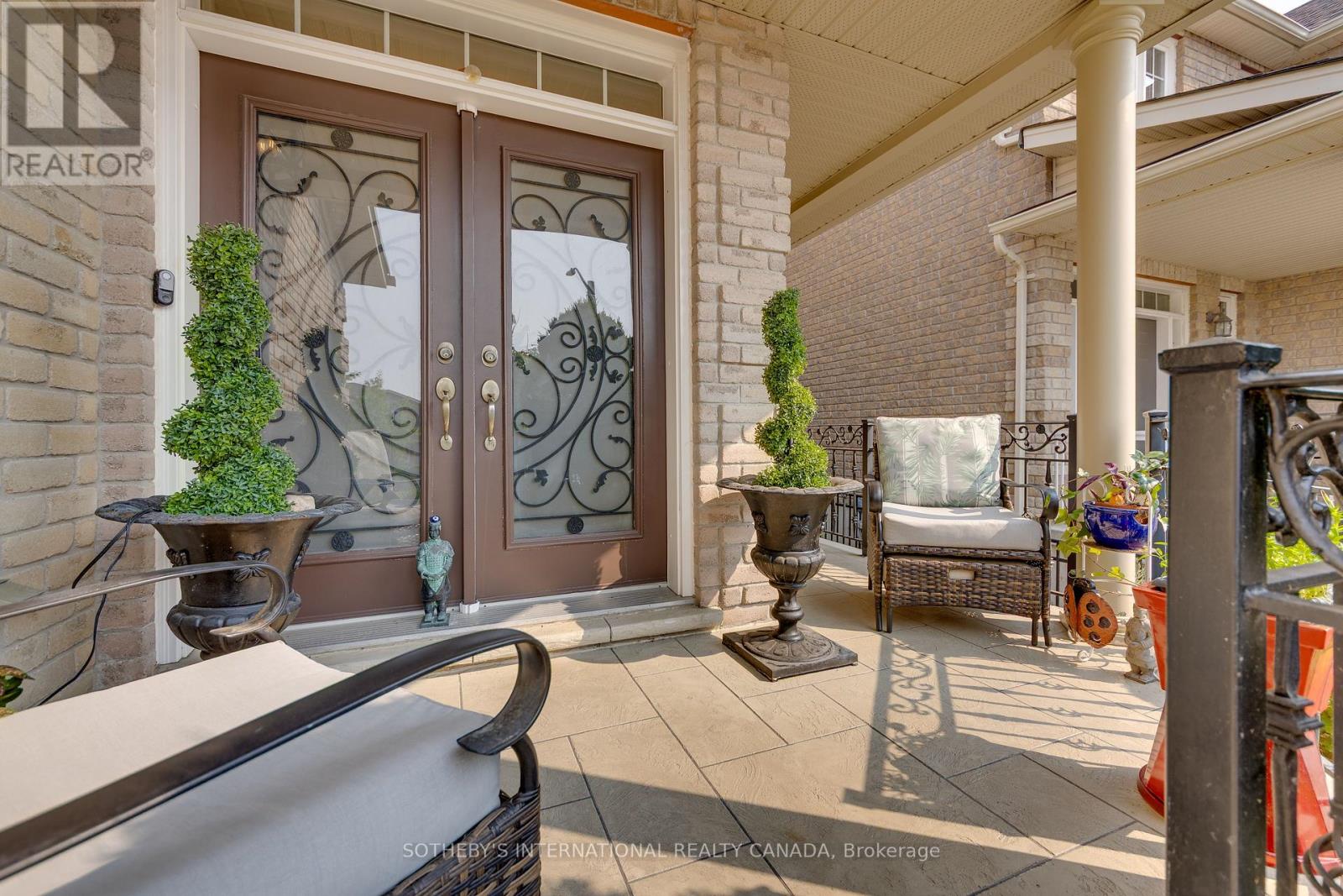 Photo 4 of 12 Parisian Crescent, Barrie ON