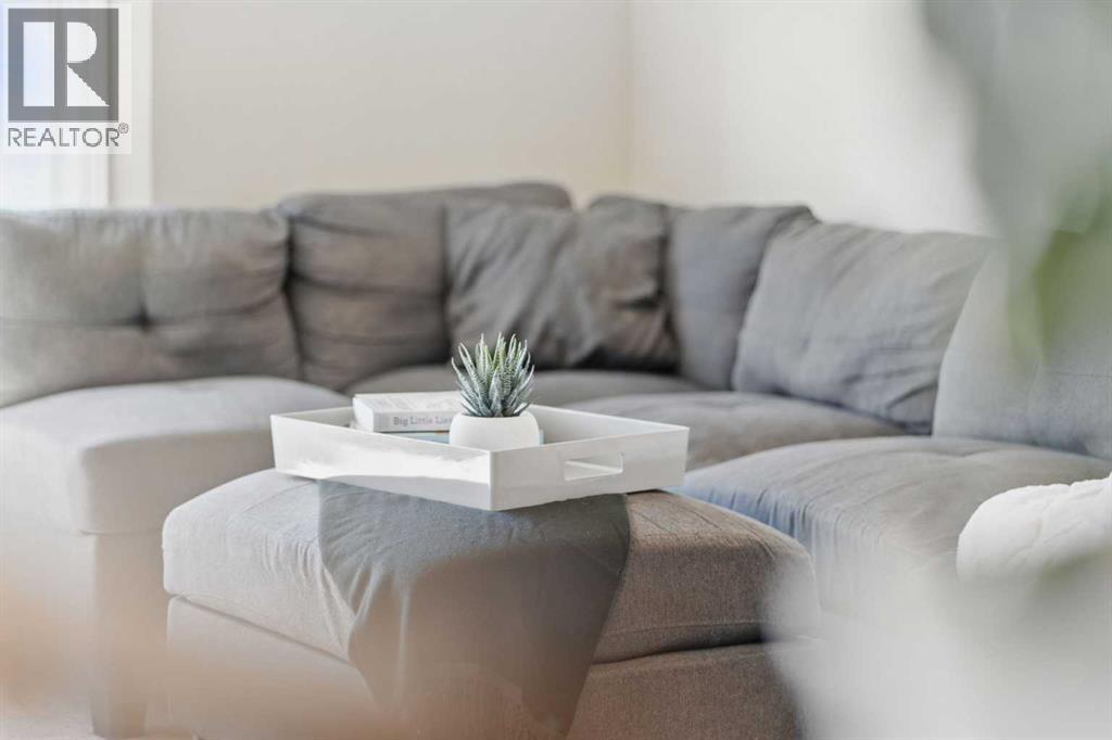Photo 16 of 828 Hunterston Crescent Nw, Calgary AB