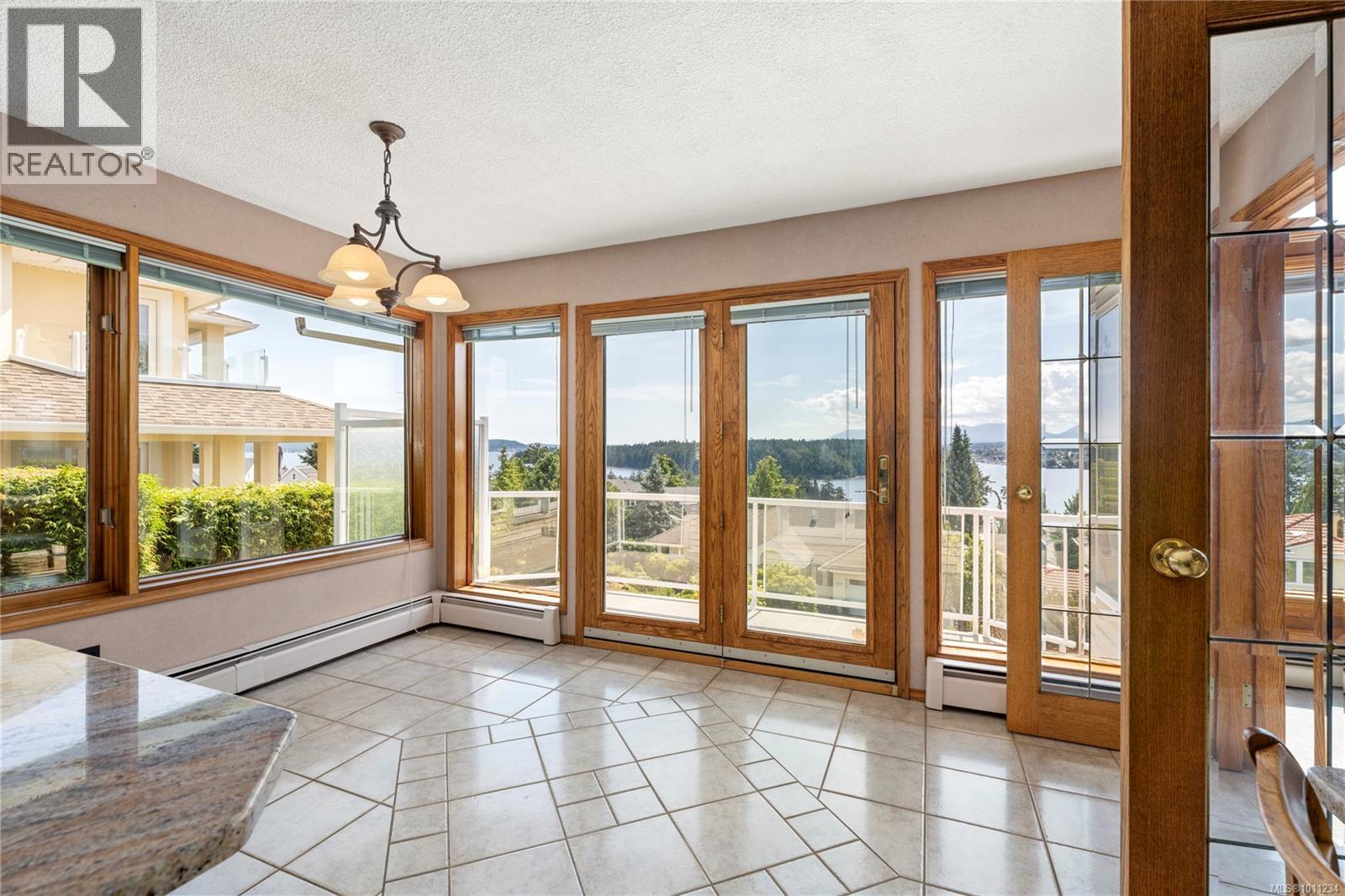 Photo 12 of 3303 Wavecrest Dr, Nanaimo BC