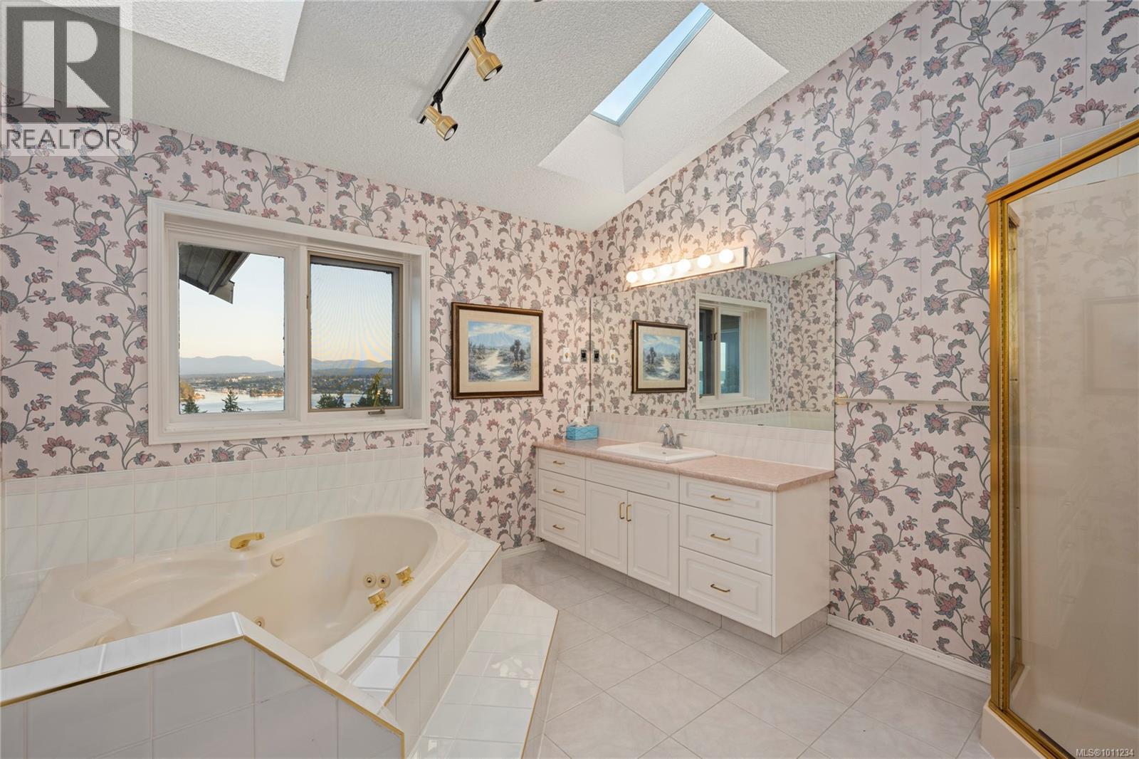 Photo 45 of 3303 Wavecrest Dr, Nanaimo BC