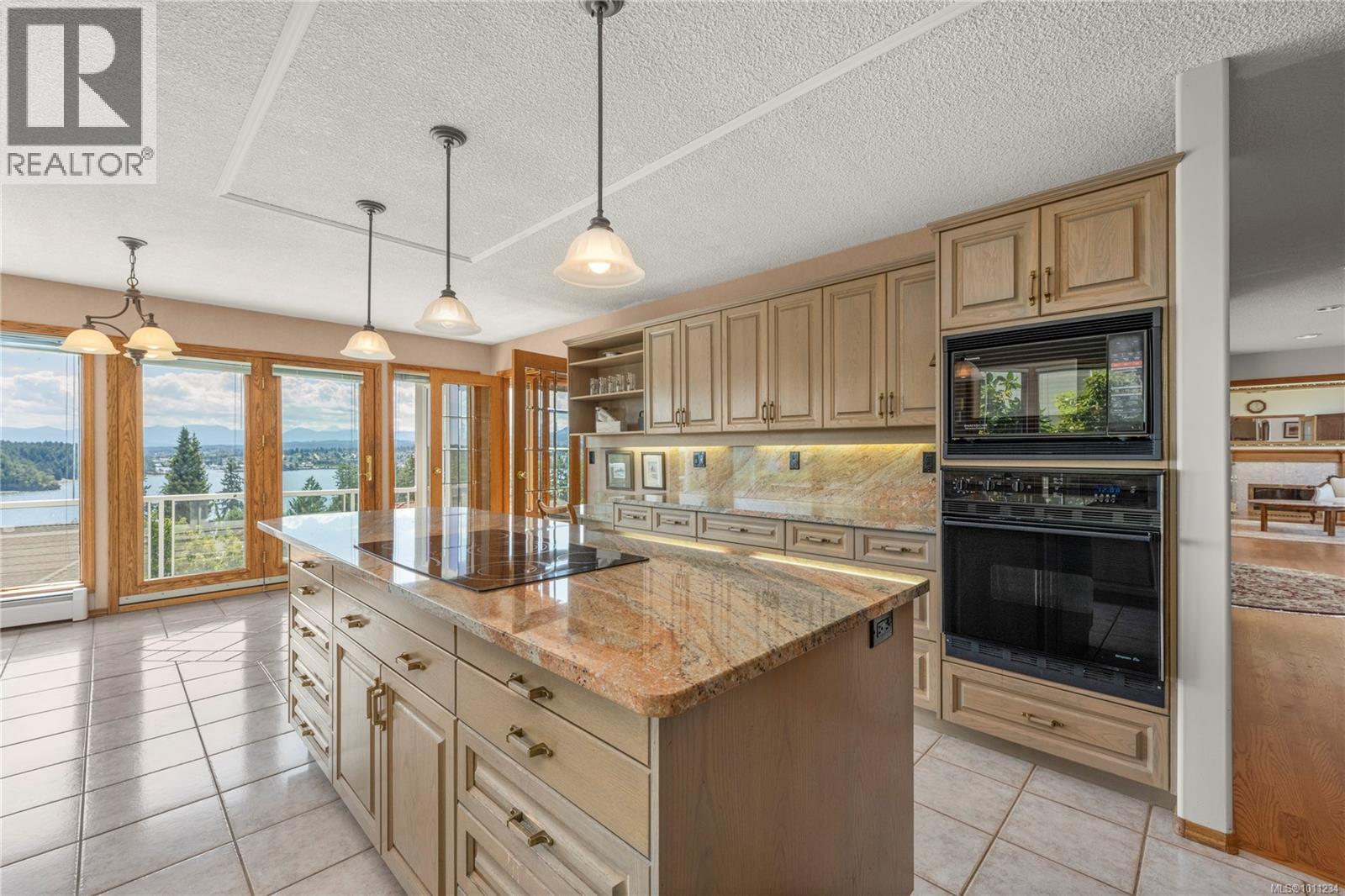 Photo 7 of 3303 Wavecrest Dr, Nanaimo BC